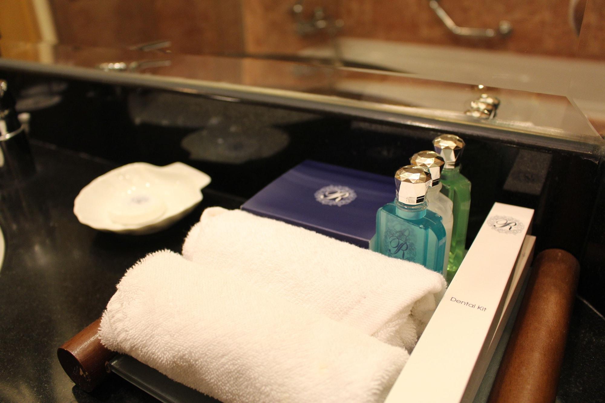 Royale Chulan Seremban Kültér fotó A guest bathroom in a hotel