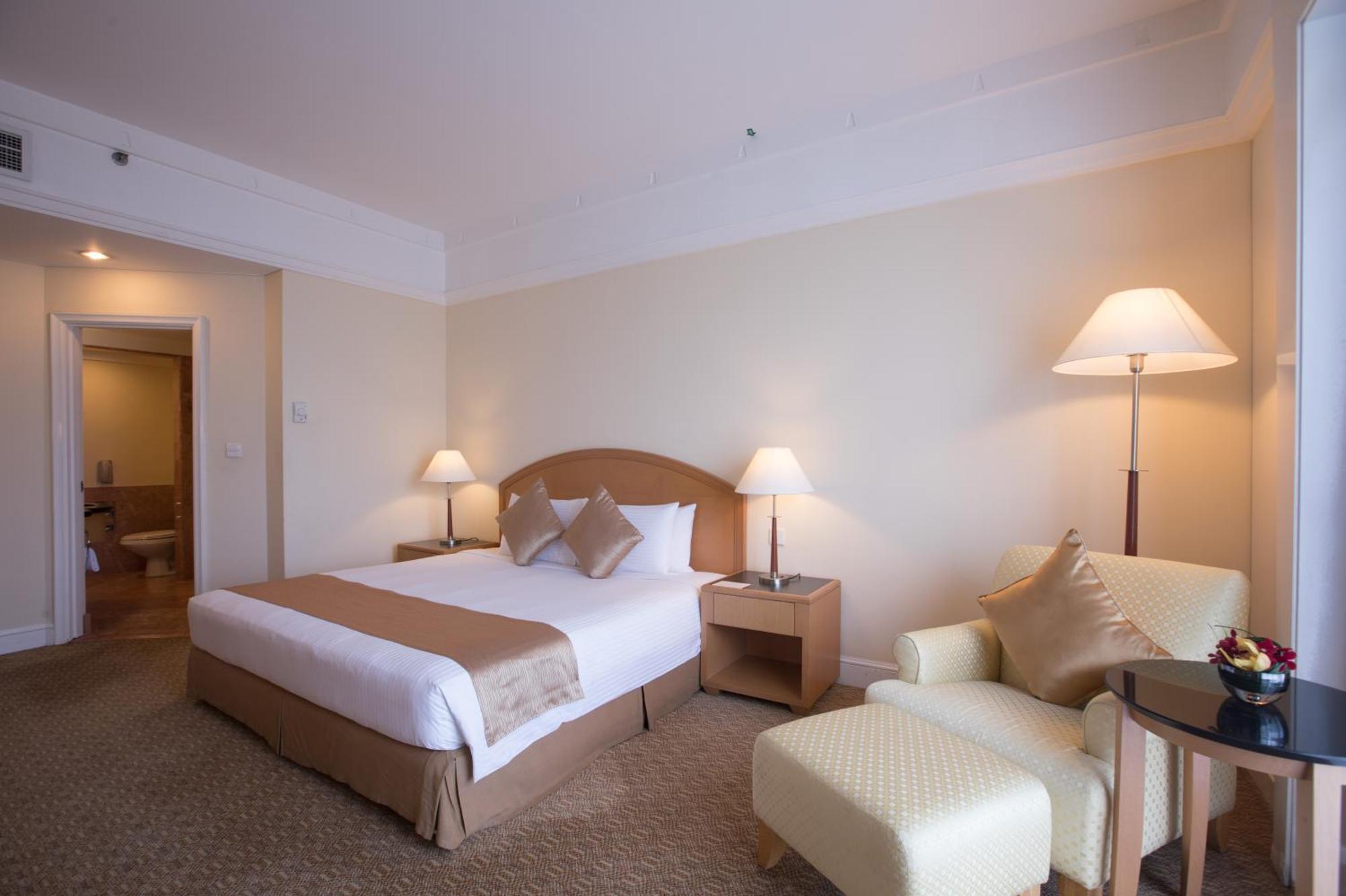 Royale Chulan Seremban Kültér fotó A room at the hotel
