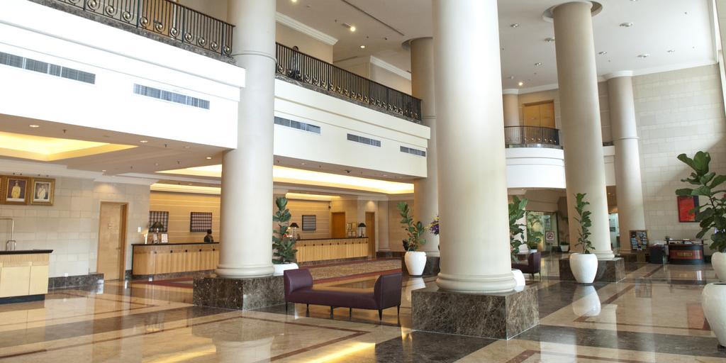 Royale Chulan Seremban Kültér fotó The lobby of the hotel